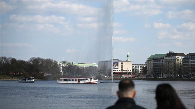 Hamburger Alsterfontäne sprudelt wieder Viele Hamburgerinnen und Hamburger treffen sich an der Binnenalster, um die Frühlingstemperaturen zu genießen und einen Blick auf die Fontäne zu werfen.