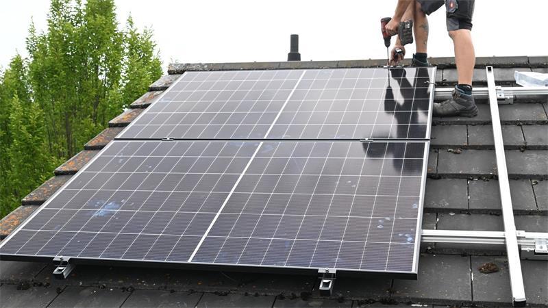Stromproduktion: Anteil der Erneuerbaren wächst Viele Hausbesitzer haben sich eine Photovoltaikanlage aufs Dach montieren lassen, der Staat fördert dies allerdings nicht mehr so wie in früheren Jahren. (Archivbild)