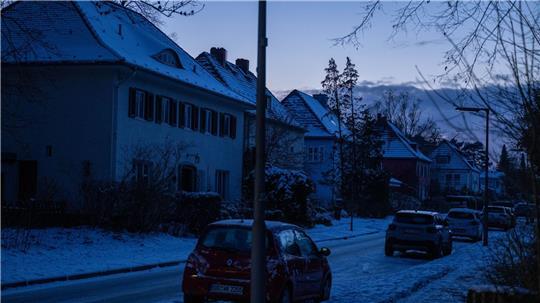 Viele Haushalte im Südwesten Berlins sind die dritte Nacht in Folge ohne Strom. 