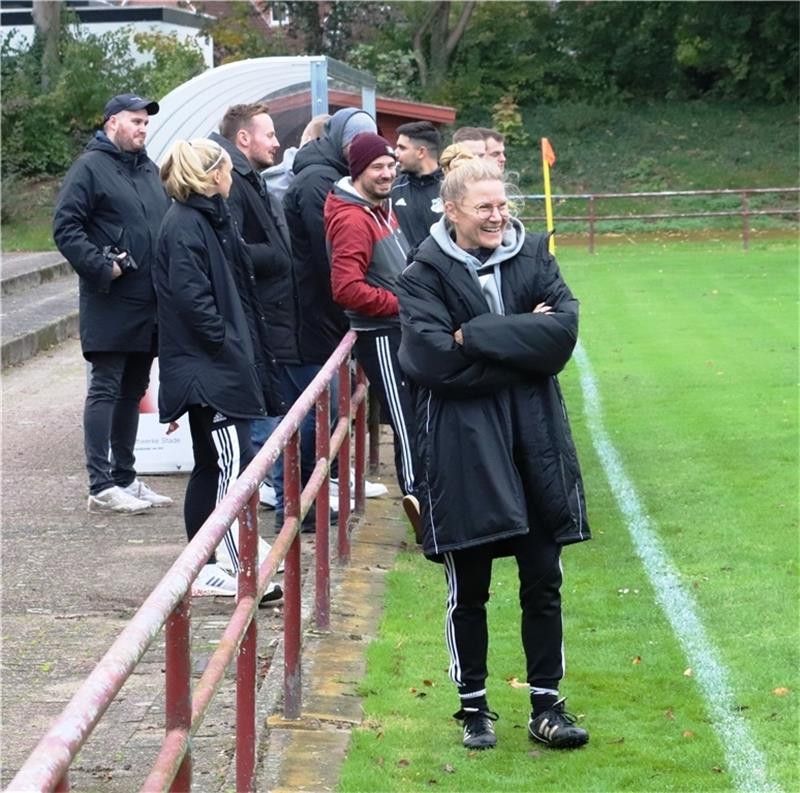 Viele Jahre lang war Katrin Fritz beim TSV Eintracht Immenbeck organisiert. Bis sie 50 wird, wollte sie unbedingt was Neues probieren – und heuerte bei den VSV Hedendorf/Neukloster als Trainerin der dritten Mannschaft in der Kreisklasse an.