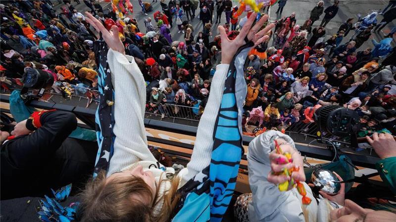 Viele Karnevalfans feiern am „Ossensamstag“ in Osnabrück.