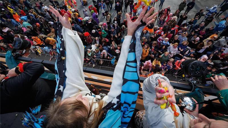 Becherwurf auf Innenministerin Behrens bei Braunschweiger Karneval Viele Karnevalfans feiern am „Ossensamstag“ in Osnabrück.