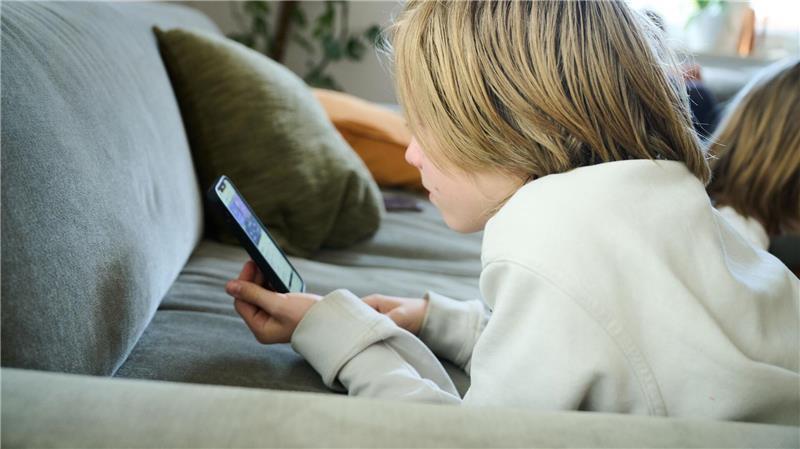 Viele Kinder und Jugendliche haben Kinderärztin Tanja Brunnert zufolge eine problematische Mediennutzung. (Symbolbild)