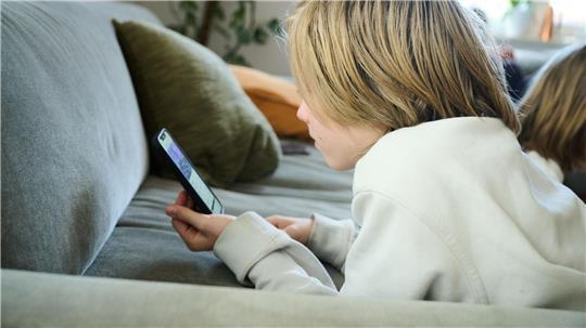 Viele Kinder und Jugendliche haben Kinderärztin Tanja Brunnert zufolge eine problematische Mediennutzung. (Symbolbild)