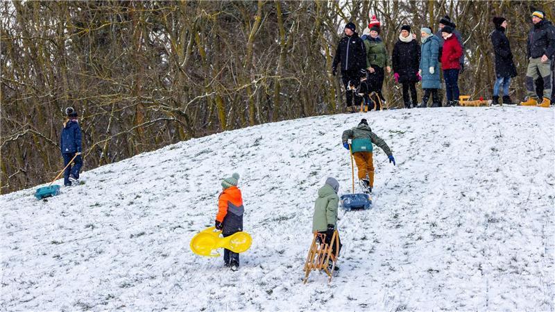 Schnee in Deutschland - Auf den Straßen ist es glatt Viele Kinder vergnügten sich mit ihren Eltern beim Rodeln.