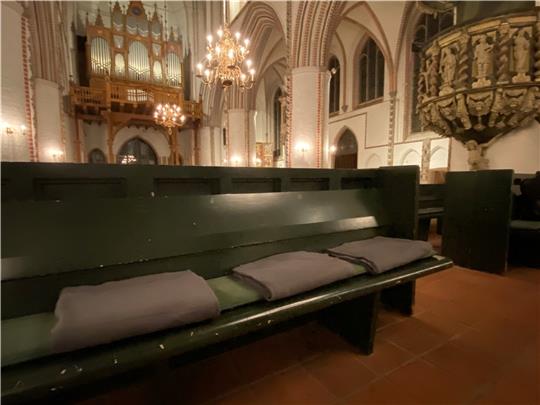 Viele Kirchen wie St. Petri in Buxtehude heizen deutlich weniger und legen nun zusätzlich decken für die Besucher im Gottesdienst aus. Foto: Weselmann