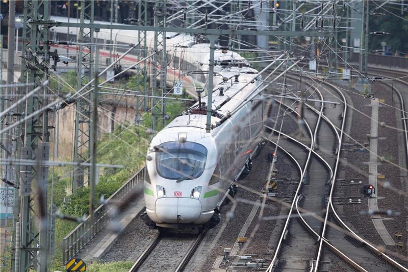 Die Bahn ist ein Sanierungsfall – So soll das geändert werden Viele Kunden sind wegen Verspätungen und Zugausfällen unzufrieden mit der Bahn. Das Netz soll nun fit gemacht werden für eine bessere Zukunft. Es ist ein Großumbau. Foto: Sebastian Kahnert/dpa