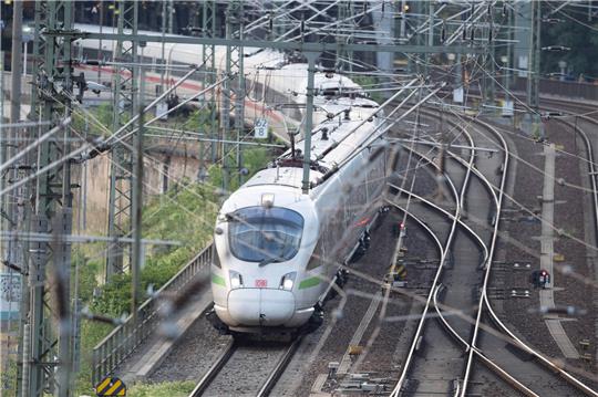 Viele Kunden sind wegen Verspätungen und Zugausfällen unzufrieden mit der Bahn. Das Netz soll nun fit gemacht werden für eine bessere Zukunft. Es ist ein Großumbau.  Foto: Sebastian Kahnert/dpa