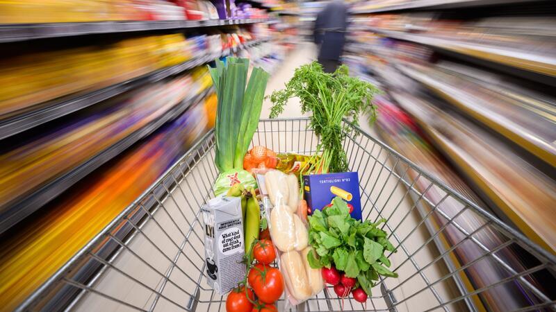 Umfrage: Apps von Lebensmittelhändlern weit verbreitet Viele Kunden stöbern auch online nach Lebensmitteln. (Symbolbild)