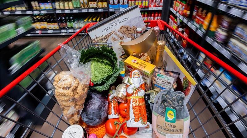 Lebensmitteleinkauf fürs Fest: Jeder Zweite will sparen Viele Kunden wollen beim Weihnachtseinkauf in diesem Jahr auf günstigere Preise achten.