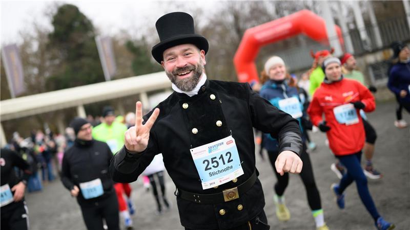 Viele Läufer und Läuferinnen lassen das Jahr beim Silvesterlauf in Hannover sportlich ausklingen.