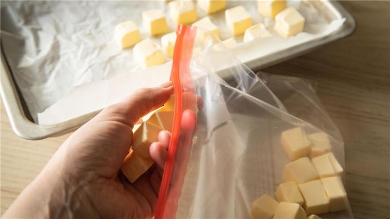 Viele Lebensmittel kann man portionsweise in den Größen einfrieren, in denen man sie später gut verwerten kann.