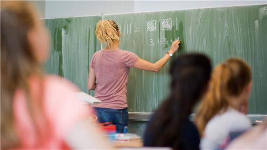 Viele Lehrer und Lehrerinnen in Deutschland arbeiten in Teilzeit. (Symbolbild)