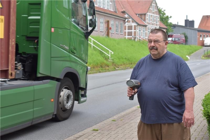 Viele Lkw-Fahrer halten sich nicht an Tempo 30 in der Ortsdurchfahrt: Bürgermeister Joachim Streckwaldt (CDU) hat die Temposünder an der Dorfstraße (L 140) in Mittelnkirchen im Visier. Der Kommunalpolitiker und pensionierte Polizist hat sic