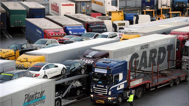 Viele Lkw verlassen täglich den Hafen. (Symbolbild)