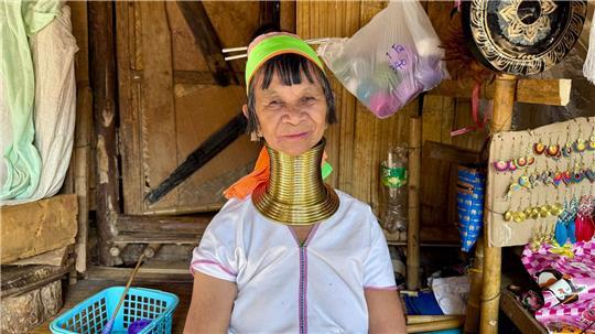 Bei den Langhalsfrauen von Chiang Rai: Kultur oder Kommerz? Viele „Long Neck Karen“ leben als Minderheit im Norden von Thailand.