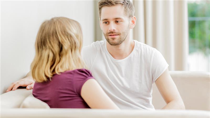 Viele Männer reden nicht gerne über ihr Gehalt - und wenn, korrigieren sie es gerne mal nach oben.