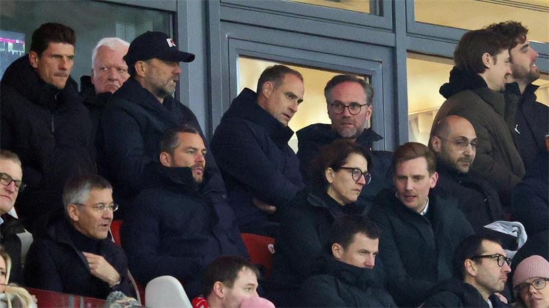 Studie: Frauenanteil in Bundesliga-Spitzenjobs steigt leicht Viele Männer und Frau Haenni: So sieht das Bild in den Chefetagen der deutschen Fußballclubs aus. (Archivbild)