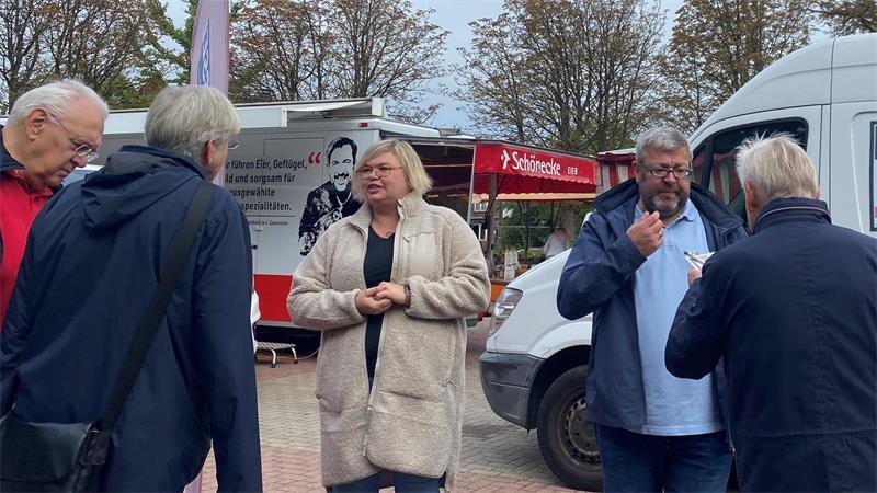 Viele Marktgänger kommen mit ganz konkreten Anliegen und Anregungen auf Bürgermeisterkandidat Ralf Dessel zu.