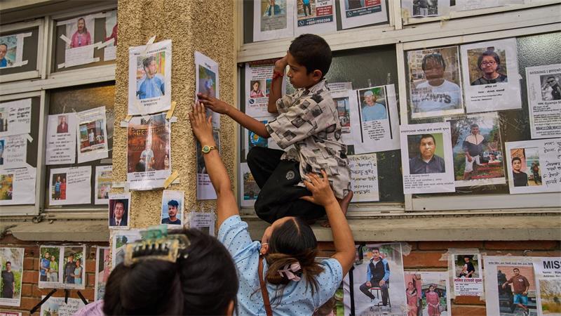 Massengräber in Nepal stoßen auf Kritik - Suche geht weiter Viele Menschen bangen weiter um vermisste Angehörige.