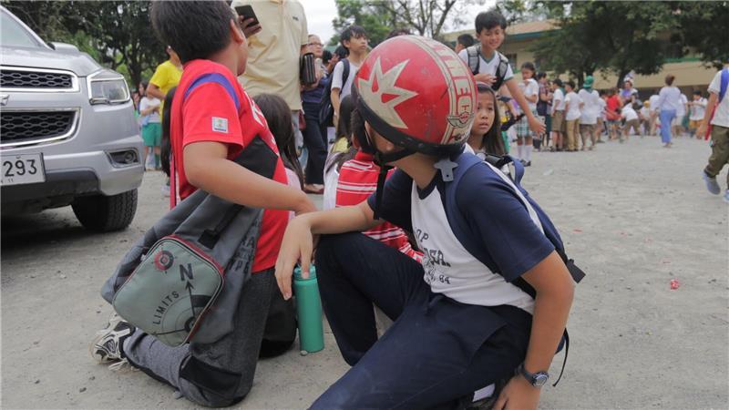Starkes Erdbeben auf Philippinen - Ausmaß noch unklar Viele Menschen, darunter auch zahlreiche Schüler, gerieten in Panik.