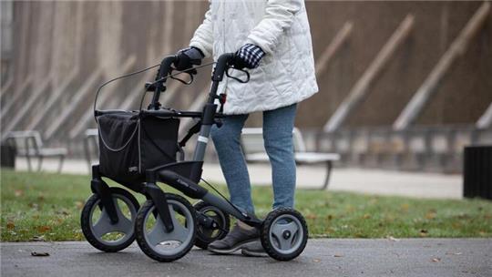 Viele Menschen, die an der Spätfolgen der Kinderlähmung leiden, sind auf Gehhilfen angewiesen.