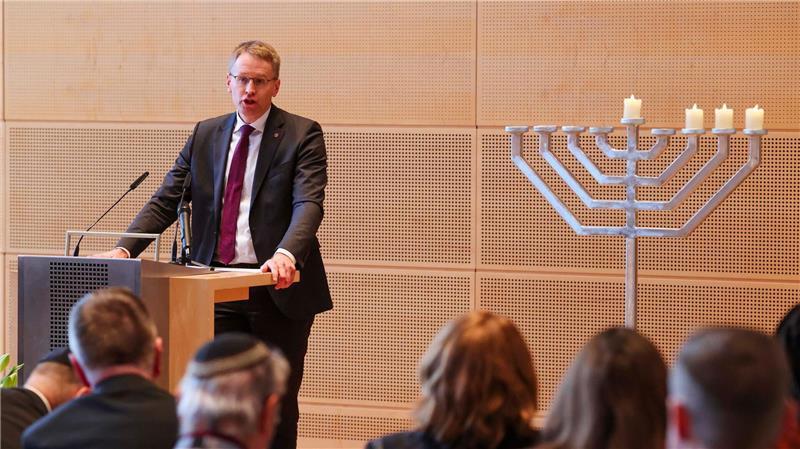 Viele Menschen fragen sich laut Daniel Günther, ob sie im Land auf Dauer sicher leben können. 