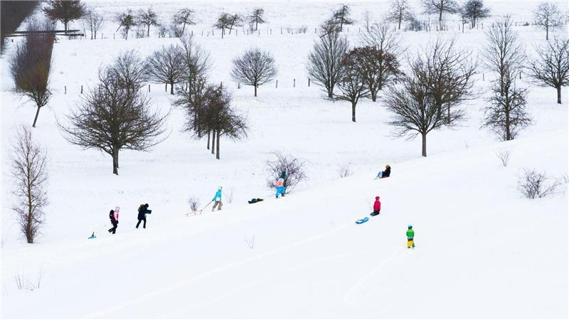 Viele Menschen freuen sich über ein schneereiches Wochenende. 