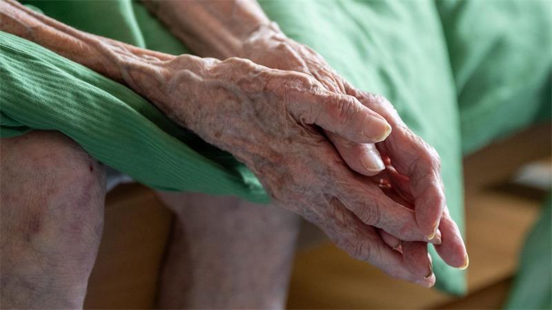 Viele Menschen glauben, dass die Pflege besonders von Hitze betroffen ist.