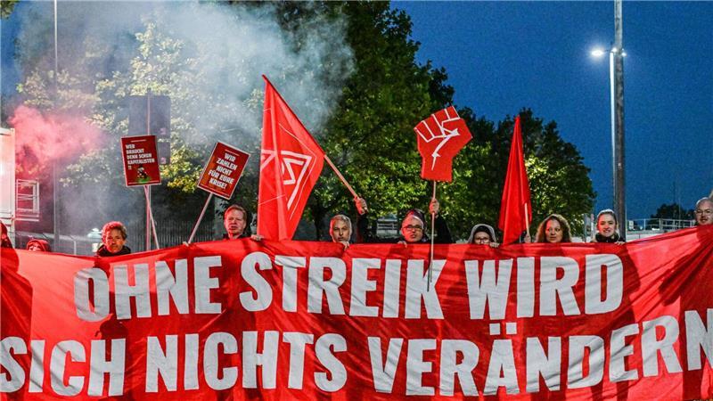 Viele Menschen haben Sorge um ihren Arbeitsplatz wie hier Beschäftigte beim Zulieferer Bosch, der Tausende Arbeitsplätze streichen will (Archivbild)