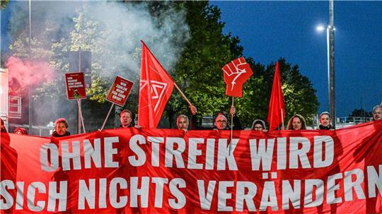 Viele Menschen haben Sorge um ihren Arbeitsplatz wie hier Beschäftigte beim Zulieferer Bosch, der Tausende Arbeitsplätze streichen will (Archivbild)