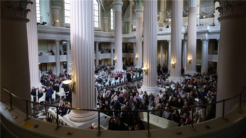 Viele Menschen haben an einer Gedenkveranstaltung in der Leipziger Nikolaikirche teilgenommen. 