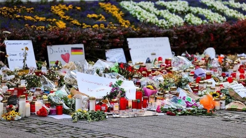 Viele Menschen haben nach dem Anschlag Blumen niedergelegt und Kerzen gebracht. (Archivbild)