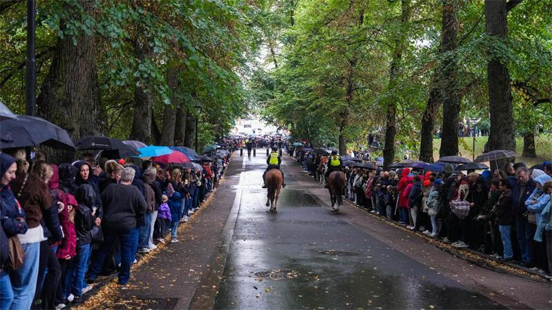 Viele Menschen haben sich bereits versammelt, bevor der Sarg von König Harald V. im Queen’s Park eintrifft. 