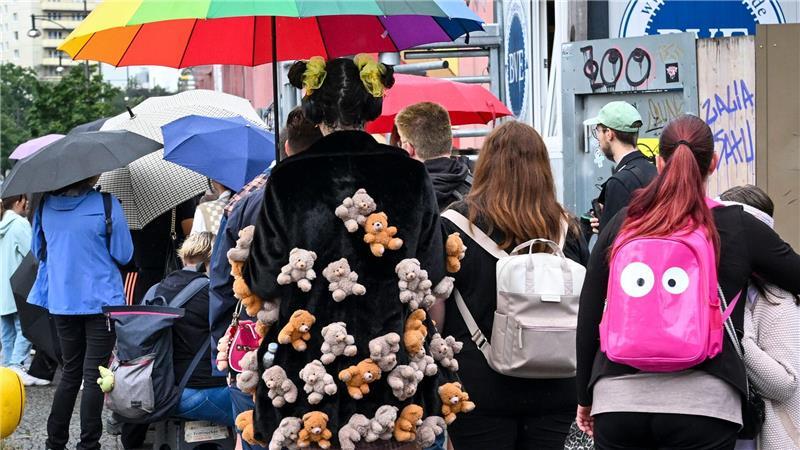 Ansturm auf Deutschlands ersten Labubu-Laden in Berlin Viele Menschen harrten vor dem Einkaufszentrum aus.