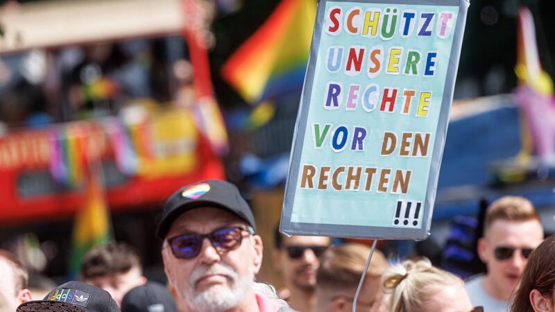 Viele Menschen hatten auch Plakate mit wichtigen Botschaften und Forderungen dabei.