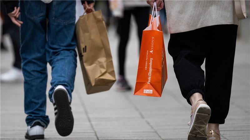 Viele Menschen in Deutschland sparen laut Umfrage bevorzugt bei Kleidung.