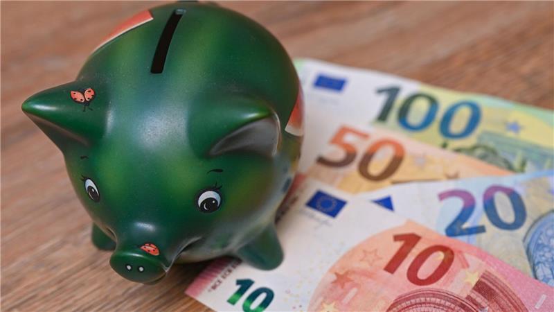 Deutsche sparen weniger – international aber weit vorn Viele Menschen in Deutschland sparen regelmäßig. (Symbolbild)