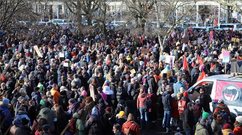 Viele Menschen in Göttingen demonstrierten gegen einen Querdenker-Aufmarsch.  