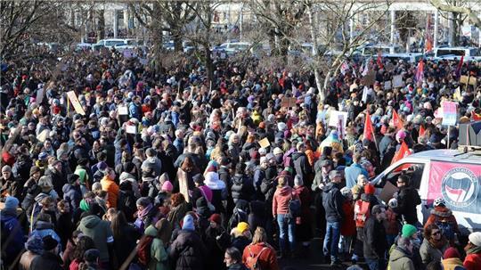 Viele Menschen in Göttingen demonstrierten gegen einen Querdenker-Aufmarsch.  