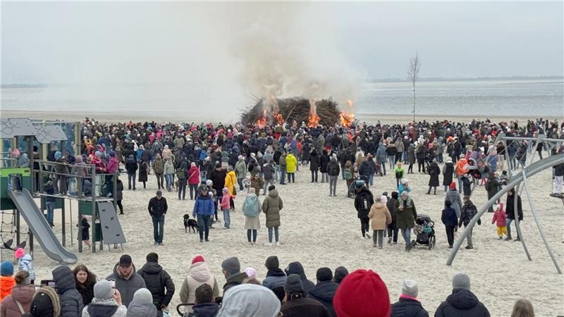 Wo Osterfeuer im Land lodern – ein Überblick für Besucher Viele Menschen kamen im vergangenen Jahr am Karsamstag zum traditionellen Osterfeuer auf der Nordseeinsel Norderney an den Weststrand. (Archivbild)