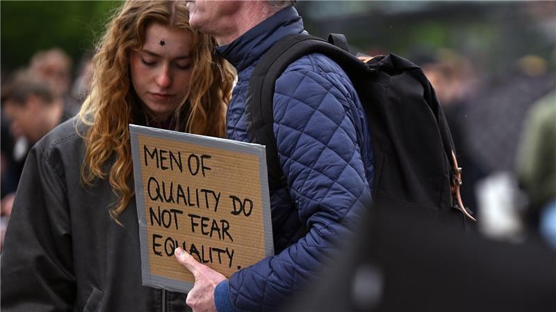 Männer demonstrieren in Hamburg gegen Gewalt an Frauen Viele Menschen kamen mit Plakaten, auf denen etwa die Ungleichheit zwischen Männern und Frauen angeprangert wurde.