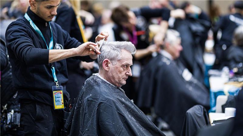 Viele Menschen können sich einen Besuch beim Friseur nicht leisten.