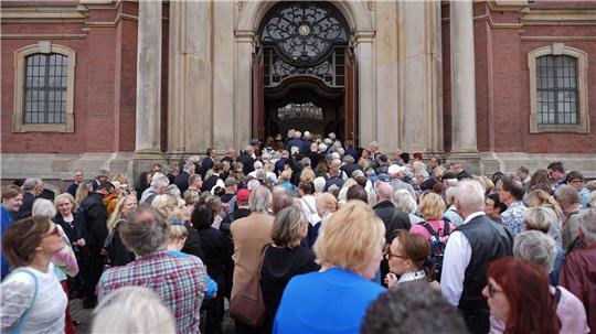 Viele Menschen kommen zur öffentlichen Trauerfeier für die Entertainer-Legende Carlo von Tiedemann. Im Hamburger Michel nahmen Familie, Freunde und Fans Abschied von dem Moderator. Am 8. Juni war von Tiedemann im Alter von 81 Jahren gestorben.