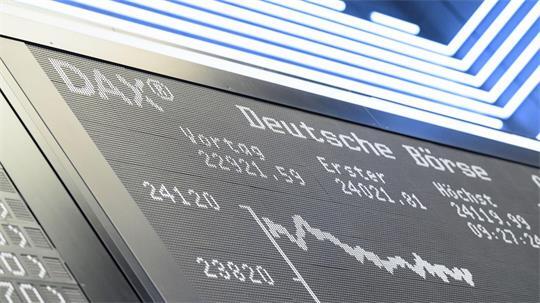 Viele Menschen legen Geld an der Börse an, besonders beliebt: börsengehandelte Indexfonds, sogenannte ETFs. (Symbolbild)