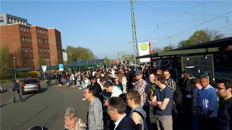Viele Menschen müssen in Buxtehude auf den Schienenersatzverkehr warten. Foto: Husung