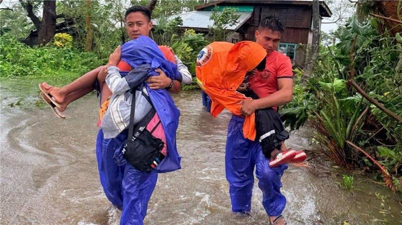 Hongkong streicht Hunderte Flüge wegen Super-Taifun „Ragasa“ Viele Menschen mussten ihre Häuser verlassen und sich in Sicherheit bringen.