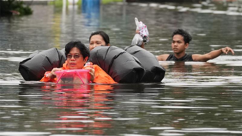 Hochwasser in Bangkok beeinträchtigt Luftverkehr Viele Menschen mussten sich in Sicherheit bringen.