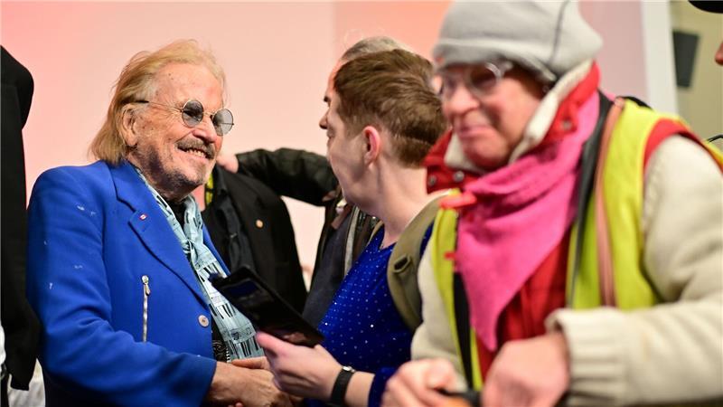 Gans und Geschenke: Frank Zander empfängt Hunderte Gäste Viele Menschen nehmen das Weihnachtsessen dankbar an.