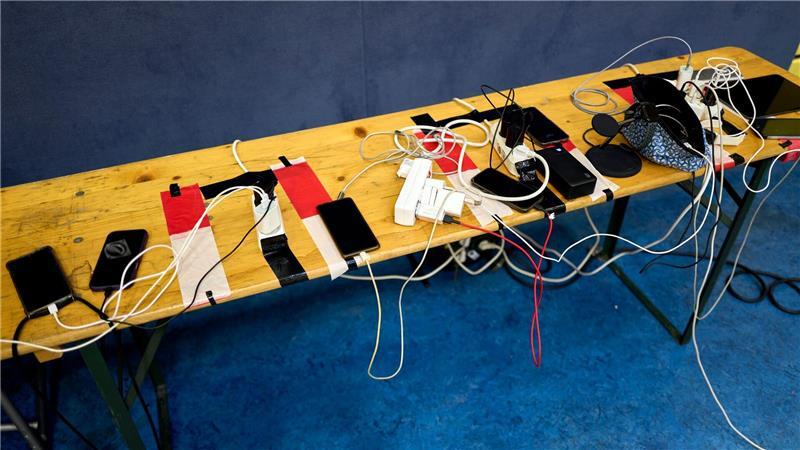 Viele Menschen nutzen die Möglichkeit, ihre Handys an Anlaufstellen aufzuladen.   